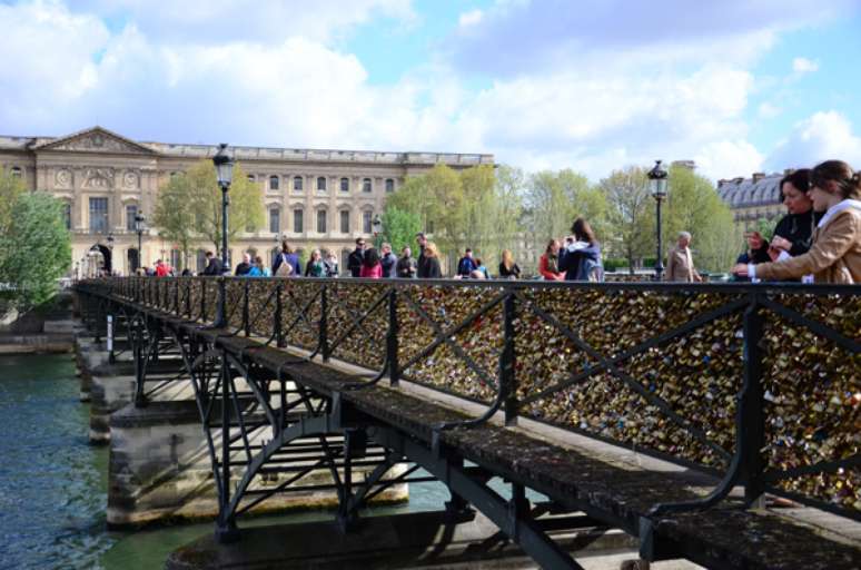 <p>A Pont des Arts coberta por cadeados simbolizando o amor eterno em Paris</p>