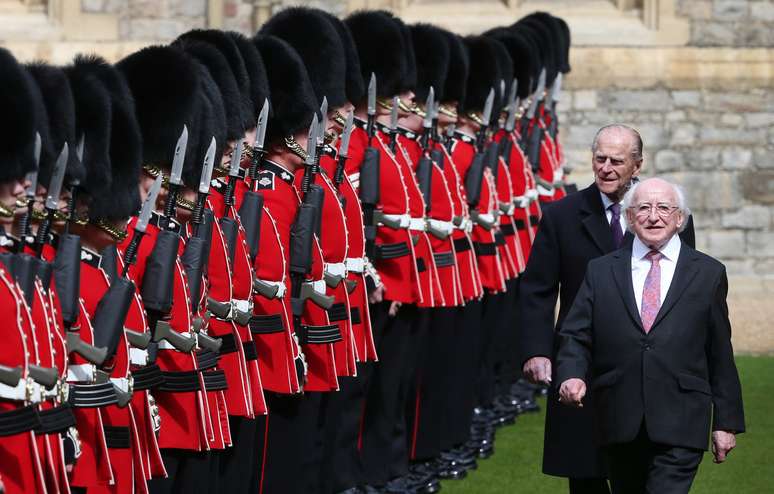 <p>Presidente da Irlanda, Michael D. Higgins,&nbsp;caminha ao lado da guarda de honra da Gr&atilde;-Bretanha no Castelo de Windsor, sul da Inglaterra, em 8 de abril</p>