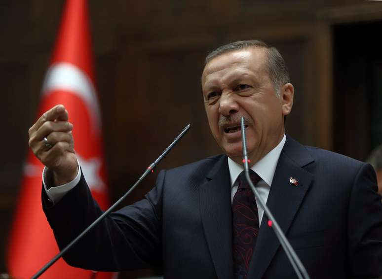 <p>Twitter, Youtube e Facebook são companhia internacionais, estabelecidas pelo lucro, disse primeiro-ministro Recep Tayyip Erdogan</p>