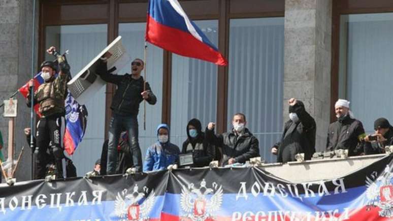 Ativistas pró-Rússia invadiram sede do governo de Donetsk e hastearam bandeira da Rússia 