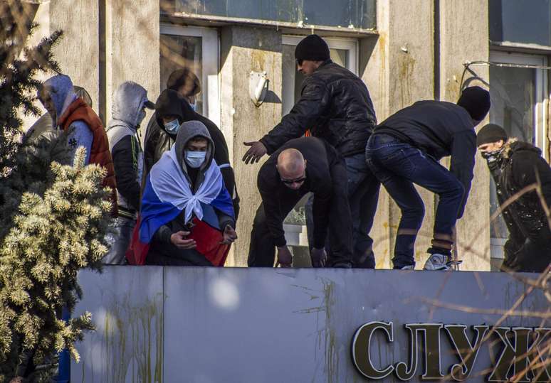 <p>Manifestantes pr&oacute;-R&uacute;ssia invadiram os escrit&oacute;rios dos servi&ccedil;os de seguran&ccedil;a em Lugansk, leste da Ucr&acirc;nia, em 6 de abril</p>