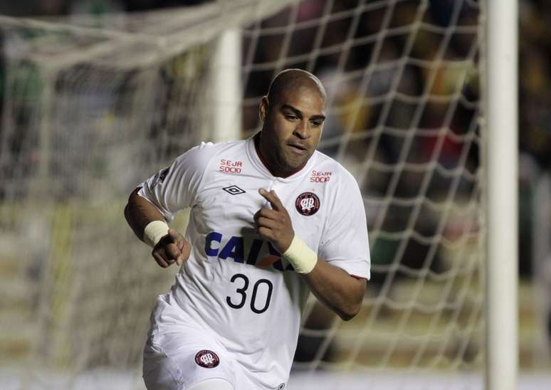 <p>Adriano jogou pelo Atlético-PR, rival do Coritiba, neste ano</p>