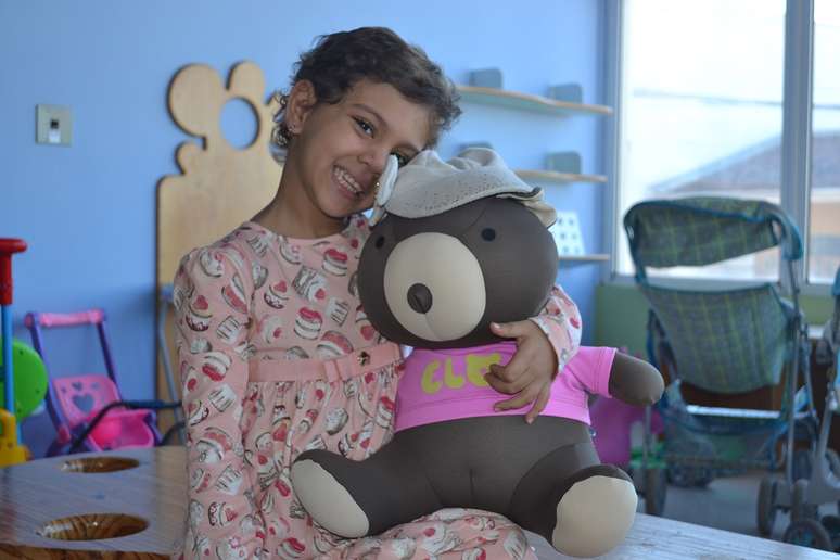 A pequena Maria Eduarda Calobrizi, chamada de Duda pelos amigos do hospital, batizou o ursinho Elo de "Juliana"