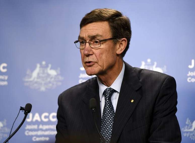 Angus Houston, diretor da agência australiana que coordena as buscas pelo avião desaparecido da Malaysia Airlines, durante coletiva nesta quarta-feira, em Perth. 09/04/2014
