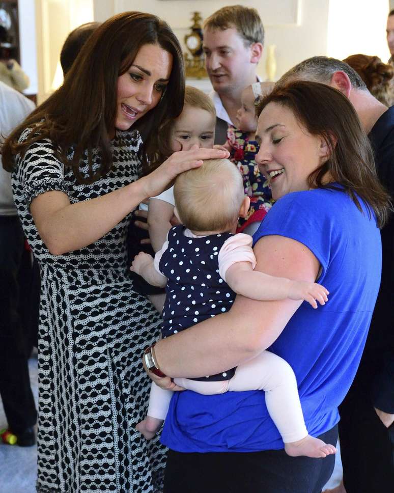 Sempre perto da mãe, pequeno príncipe interagiu com outros bebês