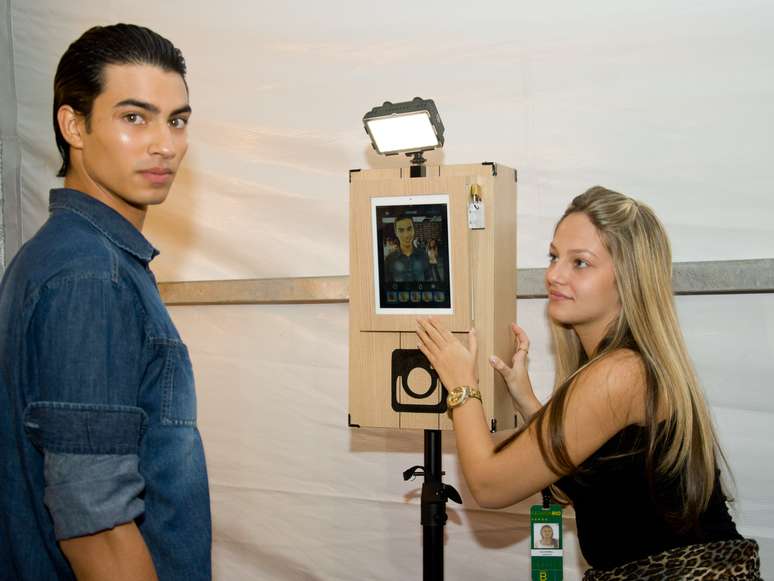 Nesta edi&ccedil;&atilde;o do Fashion Rio, c&acirc;meras fotogr&aacute;ficas foram colocadas dentro dos camarins, para que as beldades posem como quiserem. Os cliques est&atilde;o sendo publicados na rede social Instagram