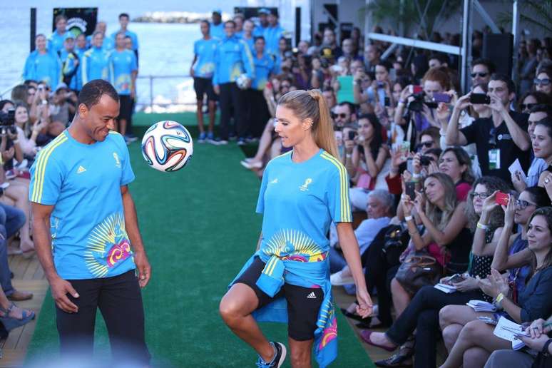 <p>Fernanda Lima e Cafu durante desfile dos uniformes da Copa</p>