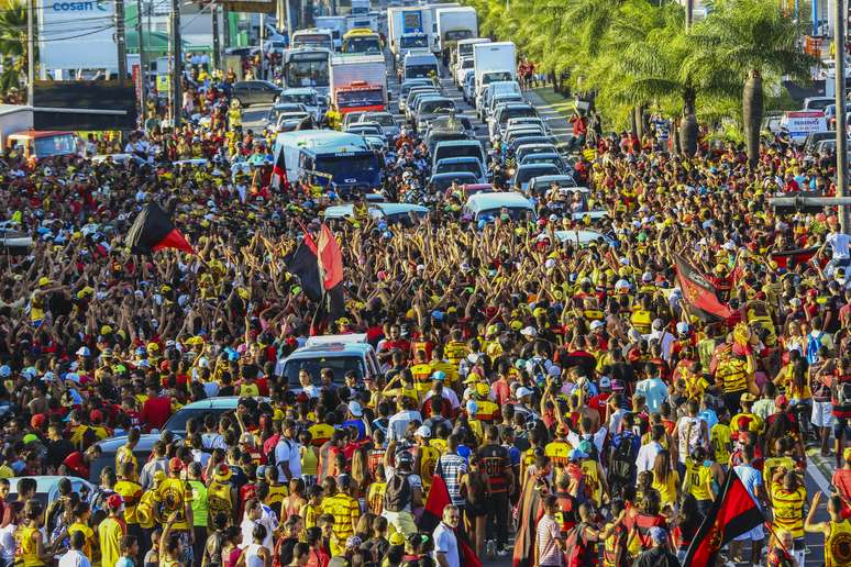 Milhares de rubro-negros compareceram ao Aeroporto dos Guararapes, mas atraso fez muitos desistirem de esperar