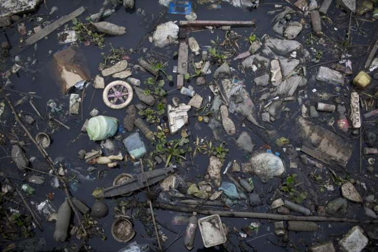 <p>No fim de 2013, agências internacionais registraram imagens de muito lixo na Baía de Guanabara</p>