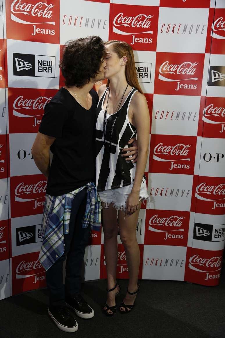 Fiuk e Sophia Abrahão foram fotografados aos beijos nesta quarta-feira (9) nos bastidores do Fashion Rio. A atriz desfilará pela grife Coca Cola Jeans