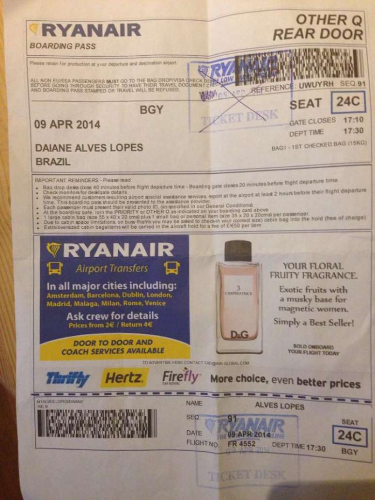 Segundo a brasileira, policiais a impediram de embarcar e riscaram seu bilhete