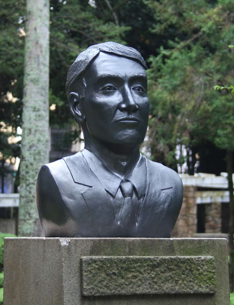Busto do empresário Eike Batista foi colocado na Praça XV, em Florianópolis