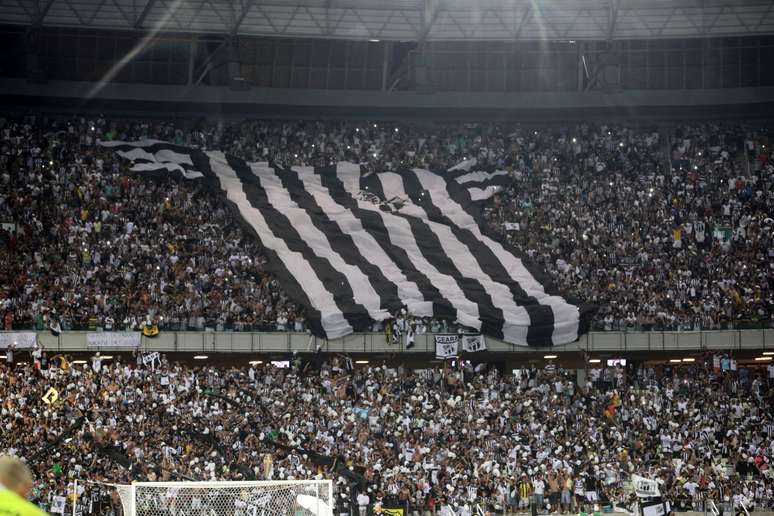 Torcida do Ceará lotou Castelão, mas viu equipe cearense ficar no empate por 1 a 1 com Sport, campeão nordestino de 2014