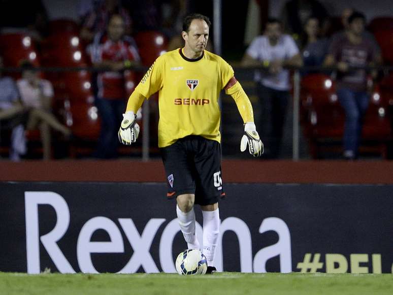 Rogério Ceni atua de camisa amarela, a cor da chapa da situação nas eleições do São Paulo