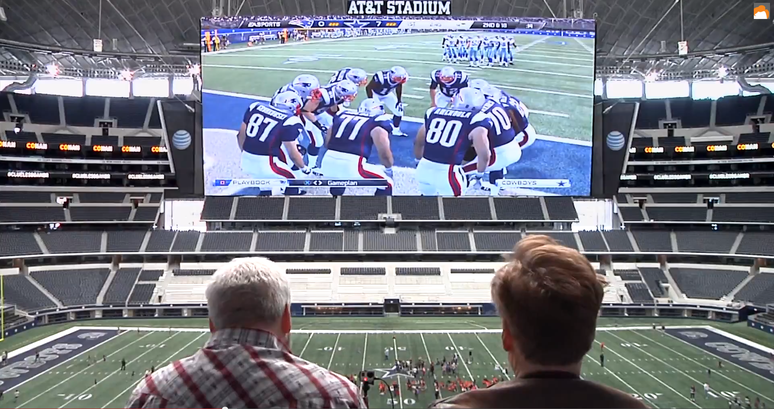 O apresentador jogou Playstation 4 no telão do estádio do time de futebol americano Dallas Cowboys