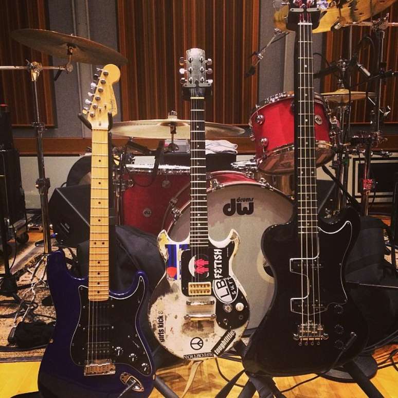 Instrumentos de músicos remanescentes do Nirvana aparecem junto à guitarra de Joan Jeet