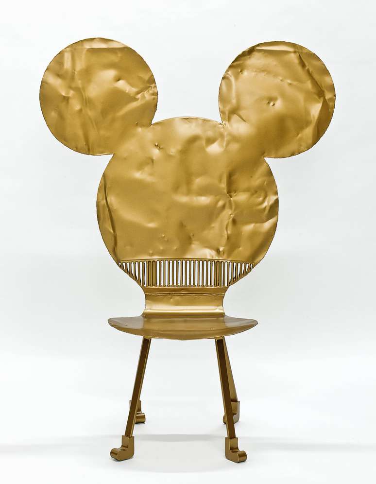 O artista Alê Jordão usou peças da saudosa Kombi para criar uma série de cadeiras, como a Mickey Mouse, que incorpora até a inesquecível grade frontal da perua em seu design