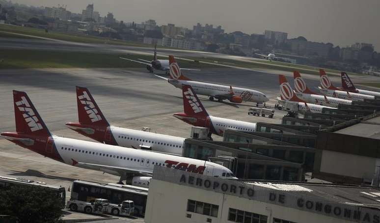 <p>Aeronaves da Tam e da Gol estacionadas no aeroporto de Congonhas, em São Paulo</p>