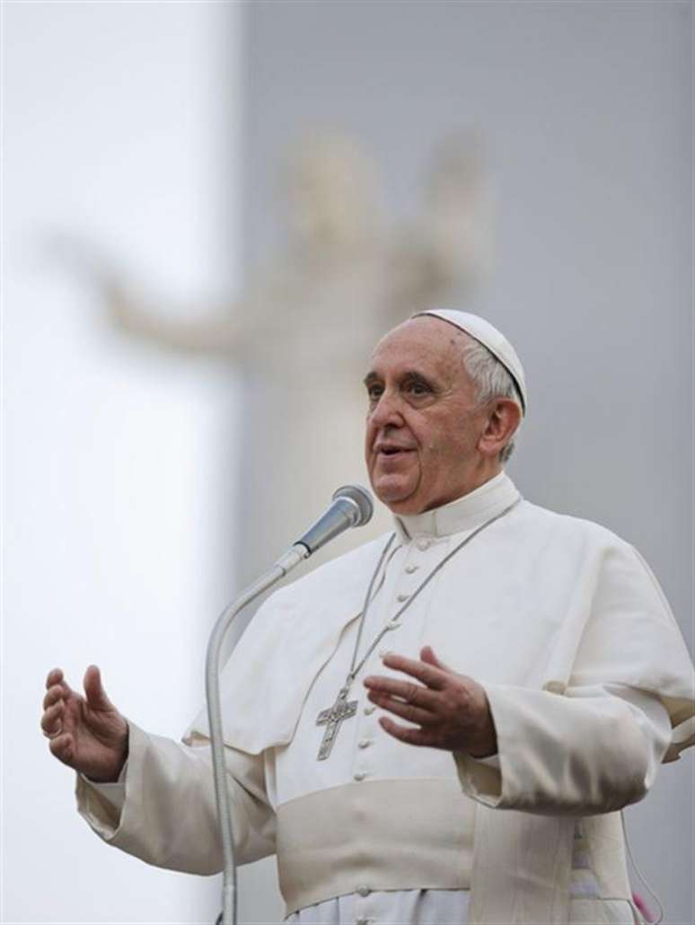 <p>Papa Francisco discursa aos fiéis ao final de uma visita em uma paróquia de Roma, em 6 de abril</p>