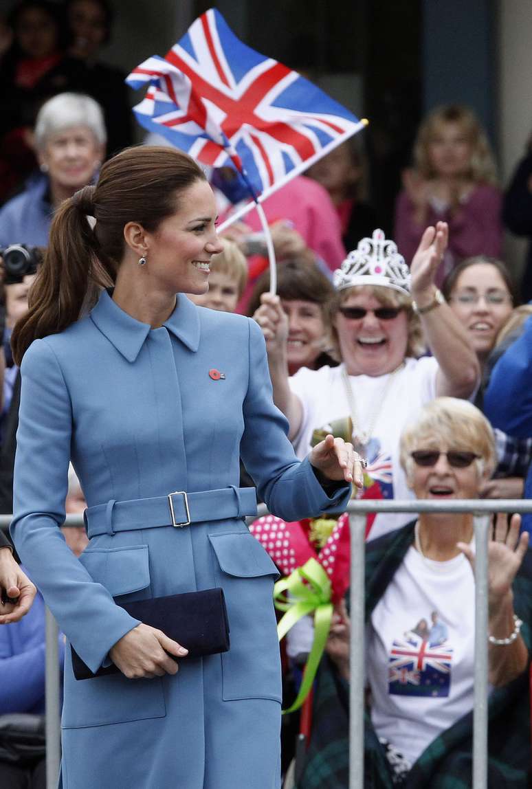 <p>Catherine, a Duquesa de Cambridge, cumprimenta membros da multid&atilde;o&nbsp;com o marido, pr&iacute;ncipe William, no memorial da guerra em Seymour Square, na cidade de Blenheim, Nova Zel&acirc;ndia, nesta quinta-feira, 10 de abril</p>