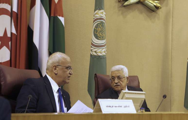 <p>Presidente palestino, Mahmoud Abbas, a direita,&nbsp;fala com o negociador-chefe palestino, Saeb Erekat, ao participar de uma reuni&atilde;o de ministros &aacute;rabes dos Neg&oacute;cios Estrangeiros, na sede da Liga &Aacute;rabe, no Cairo, em&nbsp;9 de abril</p>