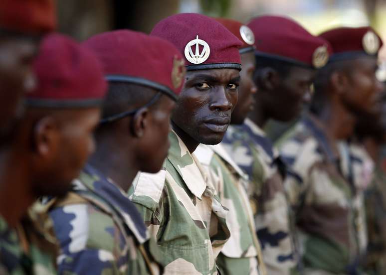 <p>Soldados da coalização rebelde islâmica Seleka fazem fila na cidade de Bria, em 9 de abril</p>