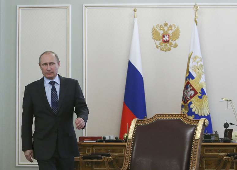 <p>Presidente russo Vladimir Putin chega para uma&nbsp;reuni&atilde;o com membros do Governo, em 9 de abril</p>