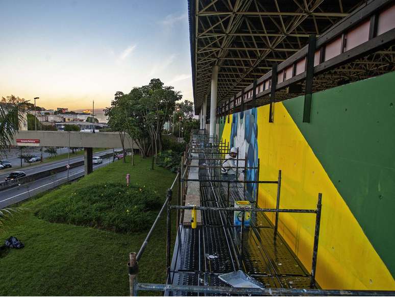 Os primeiros 60 metros do Projeto 4KM já ganharam as cores e a forma de uma bandeira do Brasil. Os artistas Barbara Goy, Diego Zéfix, Thiago Falgetano e Danilo Roots já começaram a trabalhar nas paredes, do que será a maior intervenção de grafite a céu aberto da América Latina