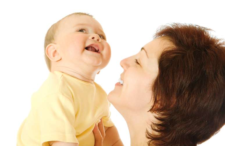 Hasta edad de 2 años, la saliva de la madre en la comida del bebé ayuda a producir anticuerpos 