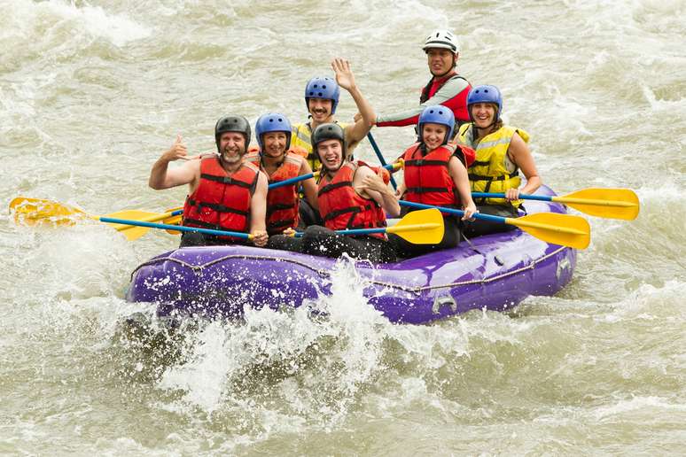 Capital paulista do esporte radical, a cidade de Brotas tem como maior atração turística o rafting - descida em corredeiras feita em grupo e com botes infláveis. Quem quiser levar a mãe para se divertir com a modalidade pode contratar o pacote de alguma companhia de viagem e desembolsar cerca de R$ 100 por pessoa 