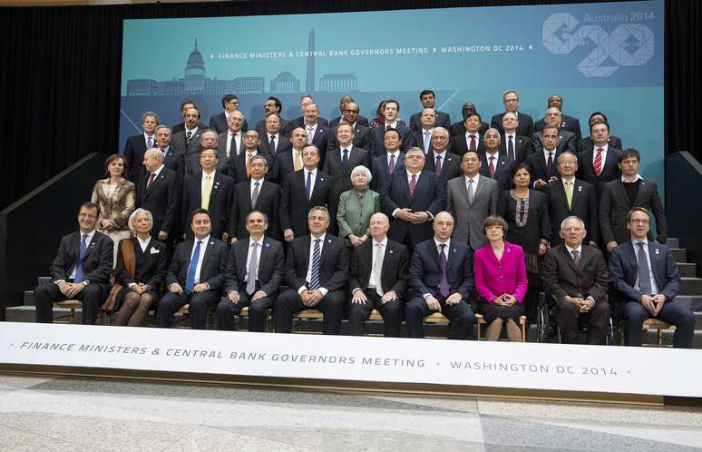 <p>Autoridades do G20 fazem pose para foto durante a reunião anual do FMI, em Washington</p>