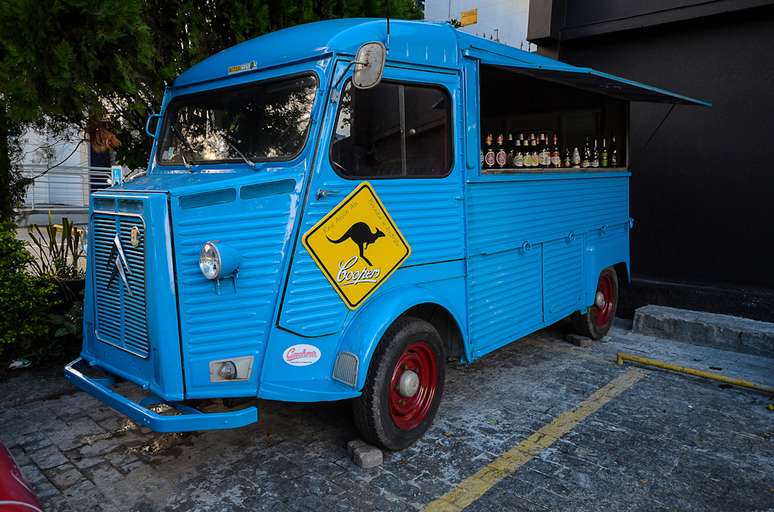 Uniland decidiu transformar um Citroën HY Van em um Beer Truck, primeiro veículo motorizado do País preparado para vender cervejas