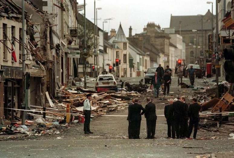 <p>Na foto de arquivo, a cena da explos&atilde;o, na Irlanda do Norte em 1998 que teria sido realizada por&nbsp;Daly, que responde a este e outros crimes no pa&iacute;s e foi preso preventivamente durante esta semana</p>