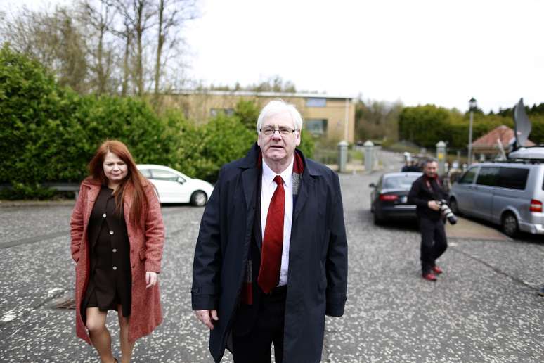 <p>Michael Gallagher, pai de uma das v&iacute;timas da explos&atilde;o em Omagh, chega nesta sexta-feira &agrave; Corte onde foi realizado interrogat&oacute;rio ao poss&iacute;vel autor</p>