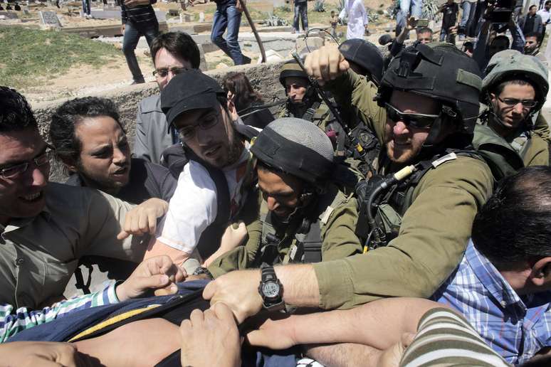 <p>Soldados israelenses brigam com manifestantes perto de uma casa&nbsp;disputada por colonos israelenses e palestinos, na cidade de Hebron, em 11 de abril</p>