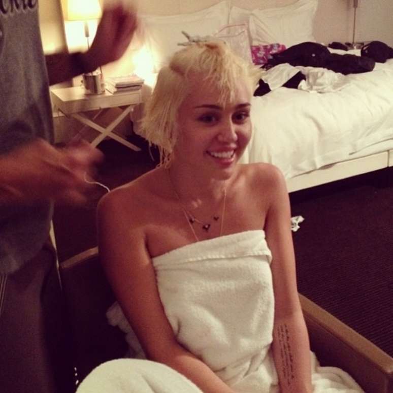 Miley Cyrus aproveita a madrugada para cuidar do cabelo