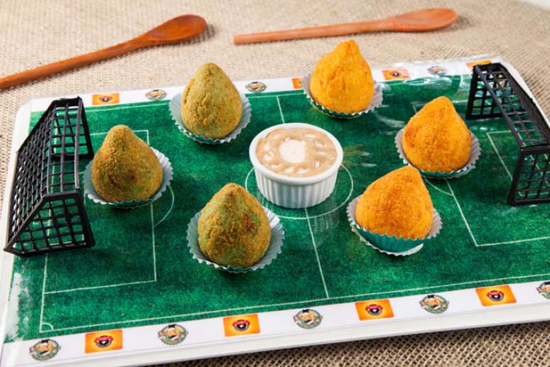 <p>Coxinhas do Bar Di Primeira são verdes e amarelas em referência à Copa</p>