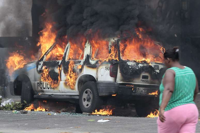 Carro da Polícia Militar foi consumido pelas chamas nos arredores da invasão