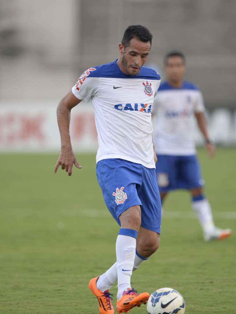 <p>Renato Augusto conseguiu treinar só por 11 minutos antes de voltar a sentir dores no joelho</p>