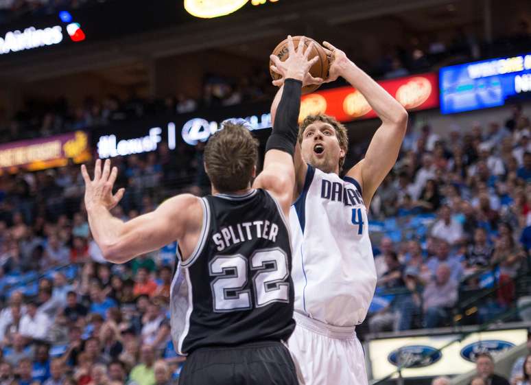 Splitter marca Nowitzki; vitória dos Spurs em Dallas