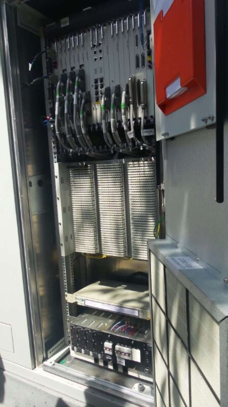 Arm&aacute;rio que armazena fibra &oacute;tica da cidade. S&atilde;o cinco espalhados pelos bairros e centro