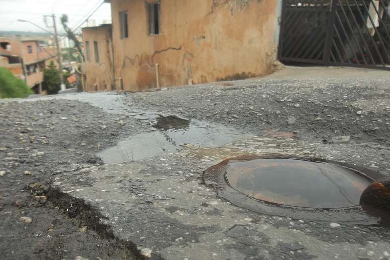 <p>Segundo relatos, vazamento no bairro Jardim Ibirapuera acontece há cerca de um mês</p>