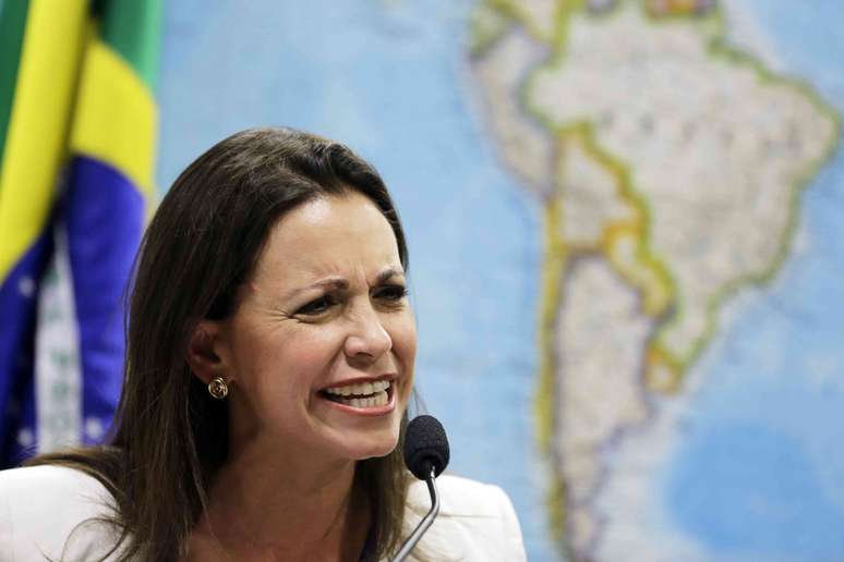 <p>L&iacute;der da oposi&ccedil;&atilde;o venezuelana Maria Corina Machado&nbsp;durante uma reuni&atilde;o com o Comit&ecirc; do Senado Federal, em Bras&iacute;lia, em 2 de abril</p>