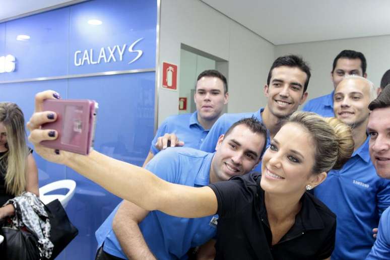 Ticiane Pinheiros participou da divulgação do novo smartphone da Galaxy S5 em shopping na capital paulista