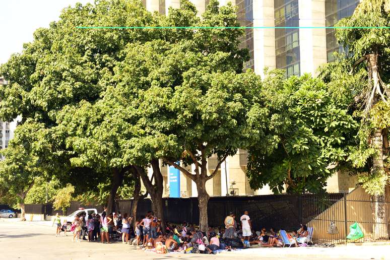<p>Famílias que foram retiradas do terreno da Oi estão acampadas em frente à prefeitura do Rio</p>