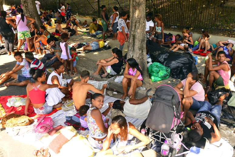 <p>As fam&iacute;lias que foram expulsas do terreno da Oi acampam em frente &agrave; prefeitura do Rio</p>