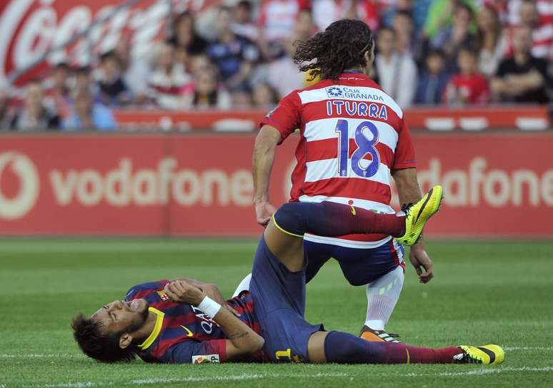 Além de não impedir derrota do Barcelona por 1 a 0 para o Granada, Neymar causou polêmica no Campeonato Espanhol após se lesionar em jogada com Iturra