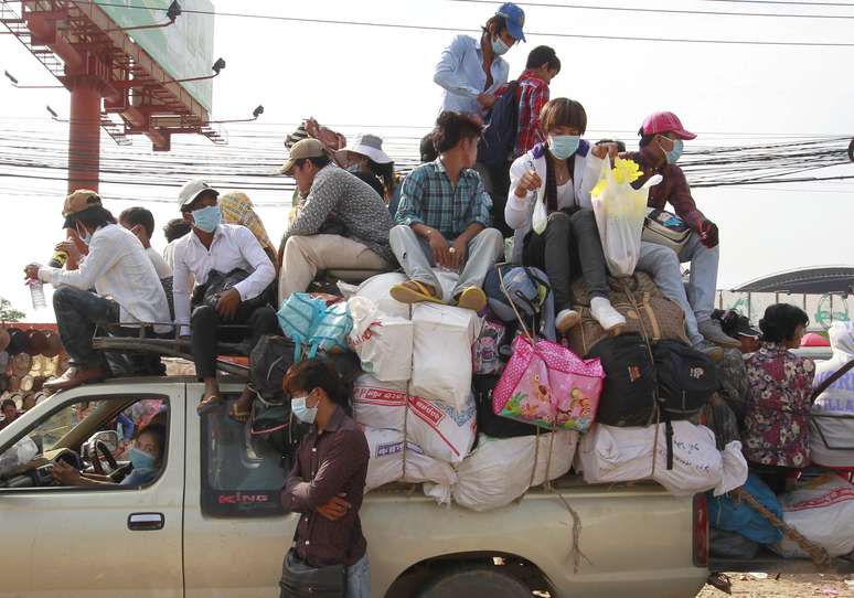 Moradores da capital Phnom Penh se preparam para deixar a cidade para aproveitar o Ano-Novo Cambojano em suas cidades. O feriado, que neste ano será celebrado entre os dias 14 e 16, marca o fim do período de colheita, quando os agricultores celebram seus resultados antes do início da temporada de chuvas no pequeno país do sudeste asiático
