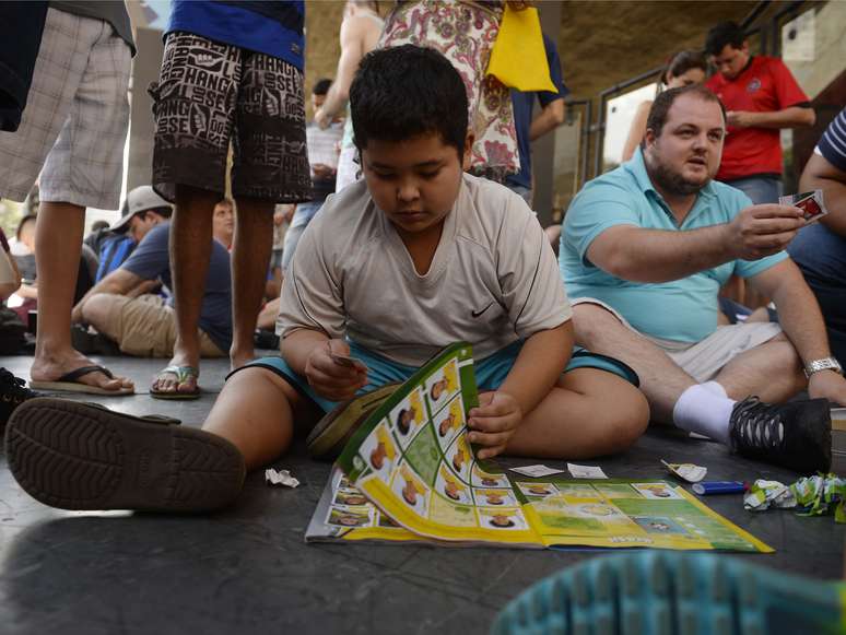 <p>O v&atilde;o livre do Masp reuniu na tarde deste s&aacute;bado um bom n&uacute;mero de colecionadores interessados em trocar suas figurinhas do &aacute;lbum da Copa do Mundo. Entre os presentes havia jovens, adultos, garotos e garotas interessados em completar as sele&ccedil;&otilde;es</p>