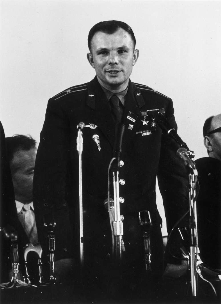 <p>11 de julho de 1961: o cosmonauta russo Yuri Gagarin (1934 - 1968) em uma conferência de imprensa na Rússia </p>
